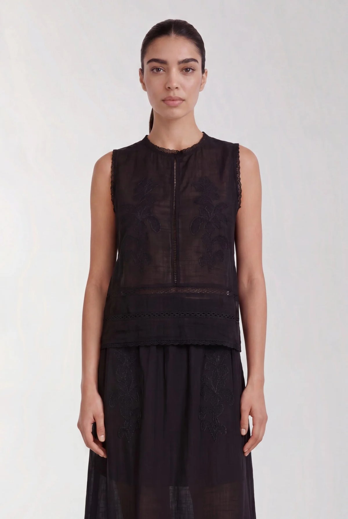 LR-Ryan 1 Top Black Levete Room