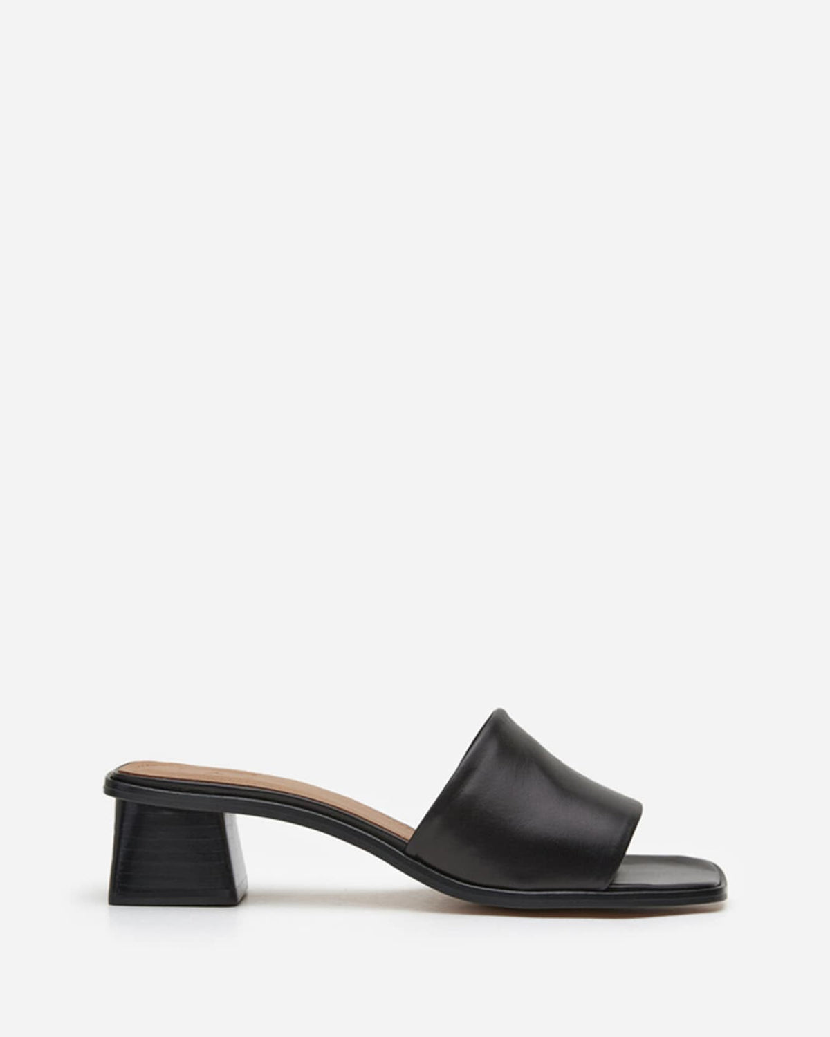 Jody Leather Black Flattered