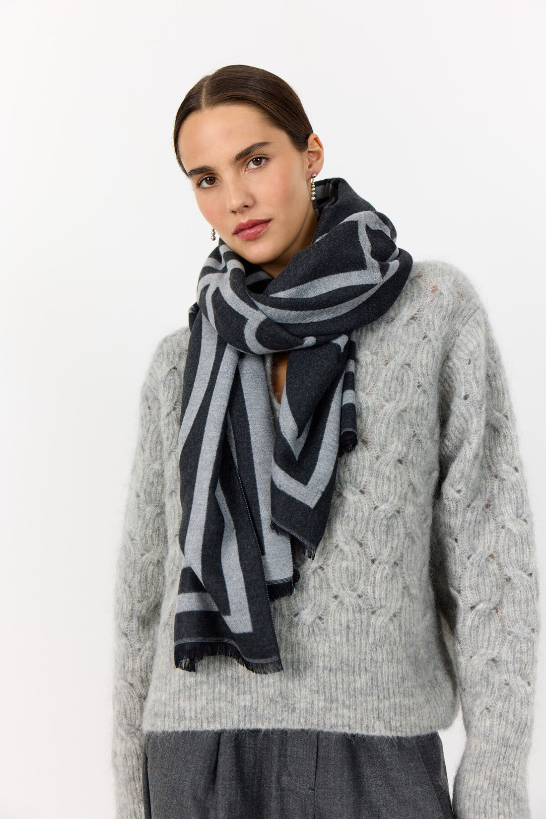 LR-Hartley 1 Scarf Dark Grey Levete Room