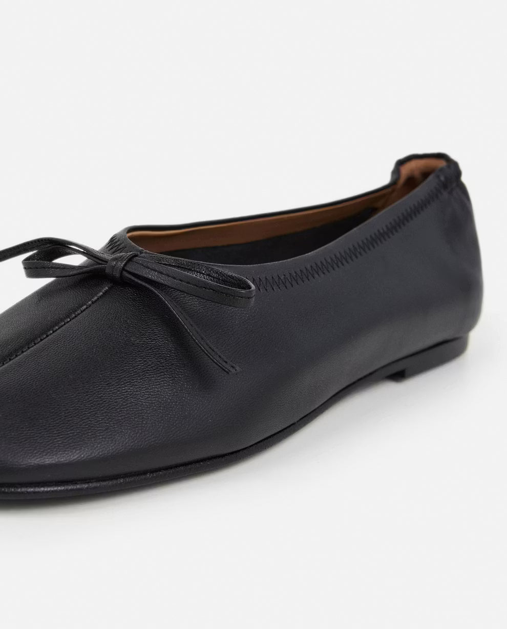 Blaise Leather Black Flattered