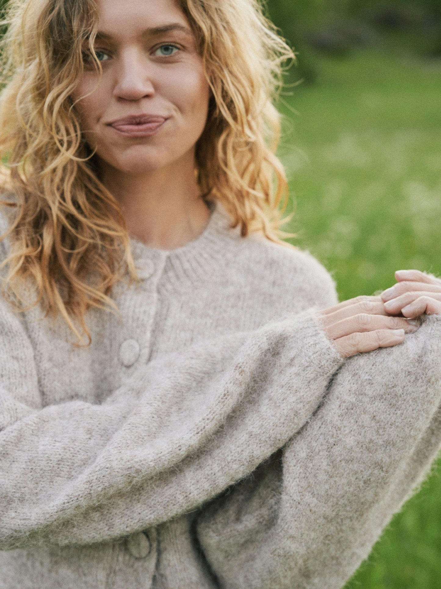 Gio Fluffy Knit Cardigan Beige Neo Noir
