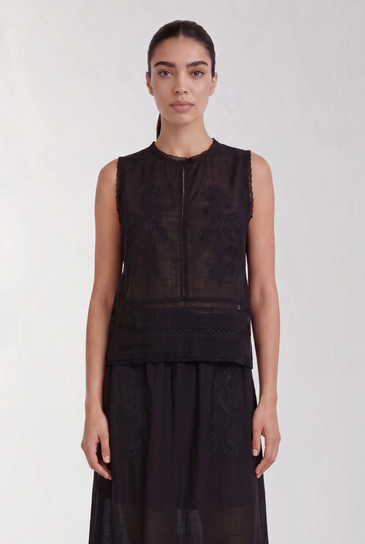 LR-Ryan 1 Top Black Levete Room