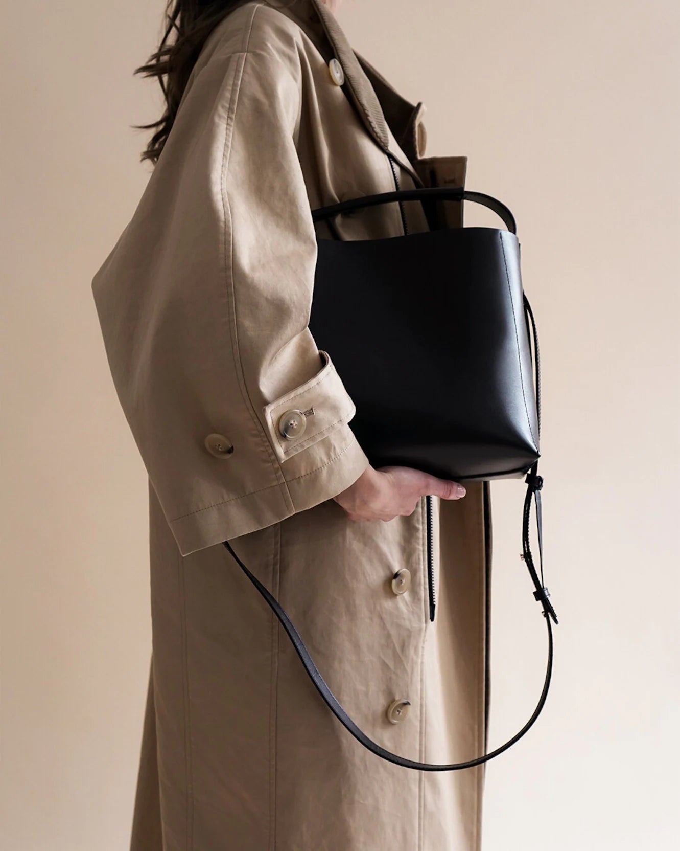 Hedda Grande Handbag Black Leather Flattered
