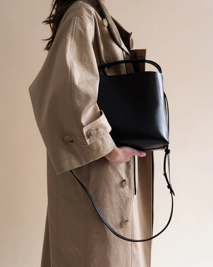 Hedda Grande Handbag Black Leather Flattered