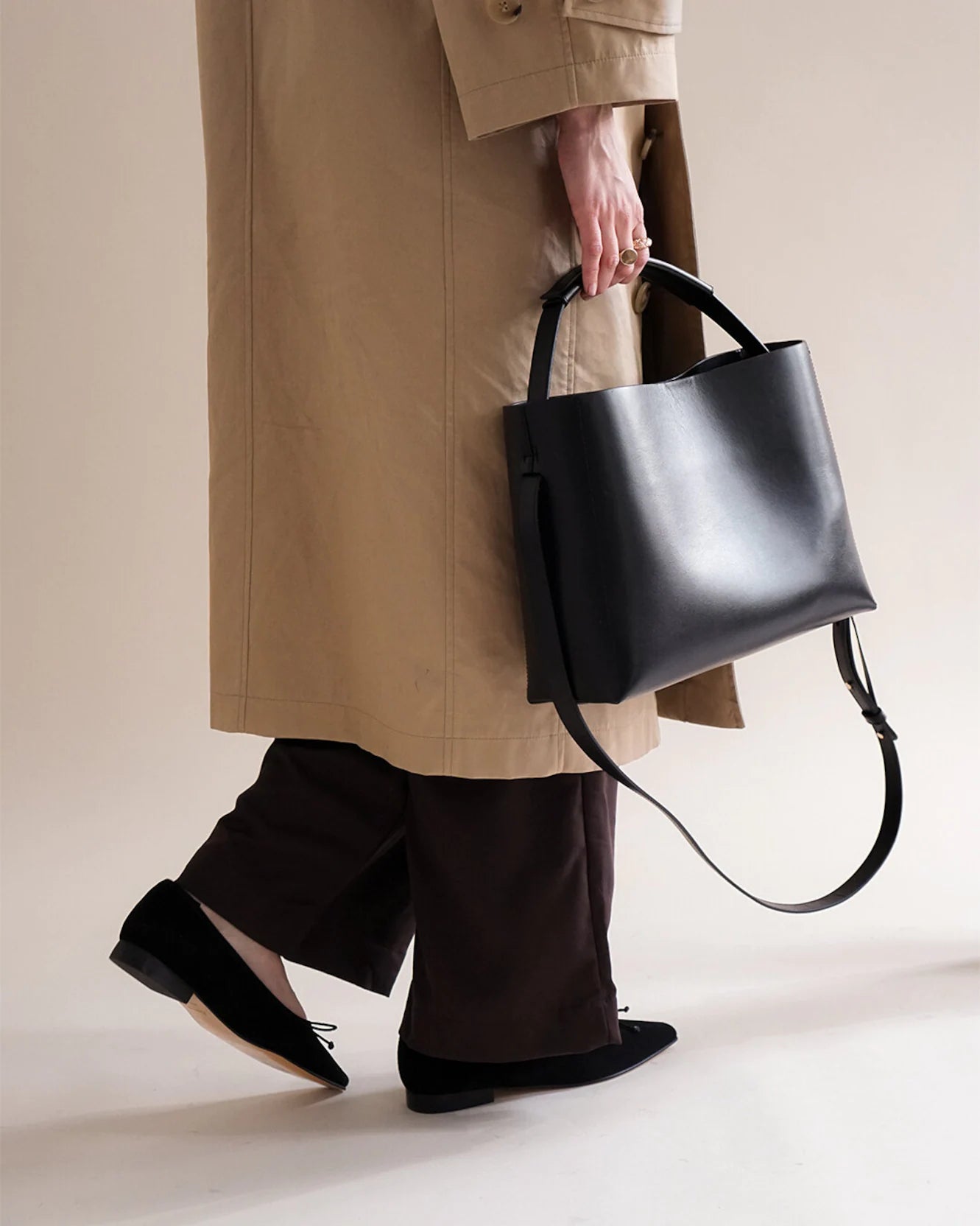Hedda Grande Handbag Black Leather Flattered