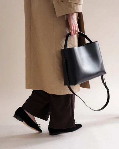Hedda Grande Handbag Black Leather Flattered