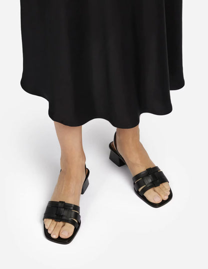 Freja Leather Black Flattered