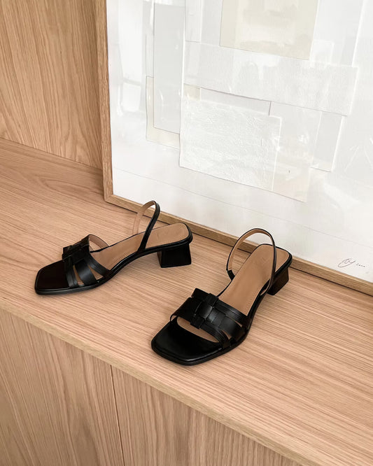 Freja Leather Black Flattered