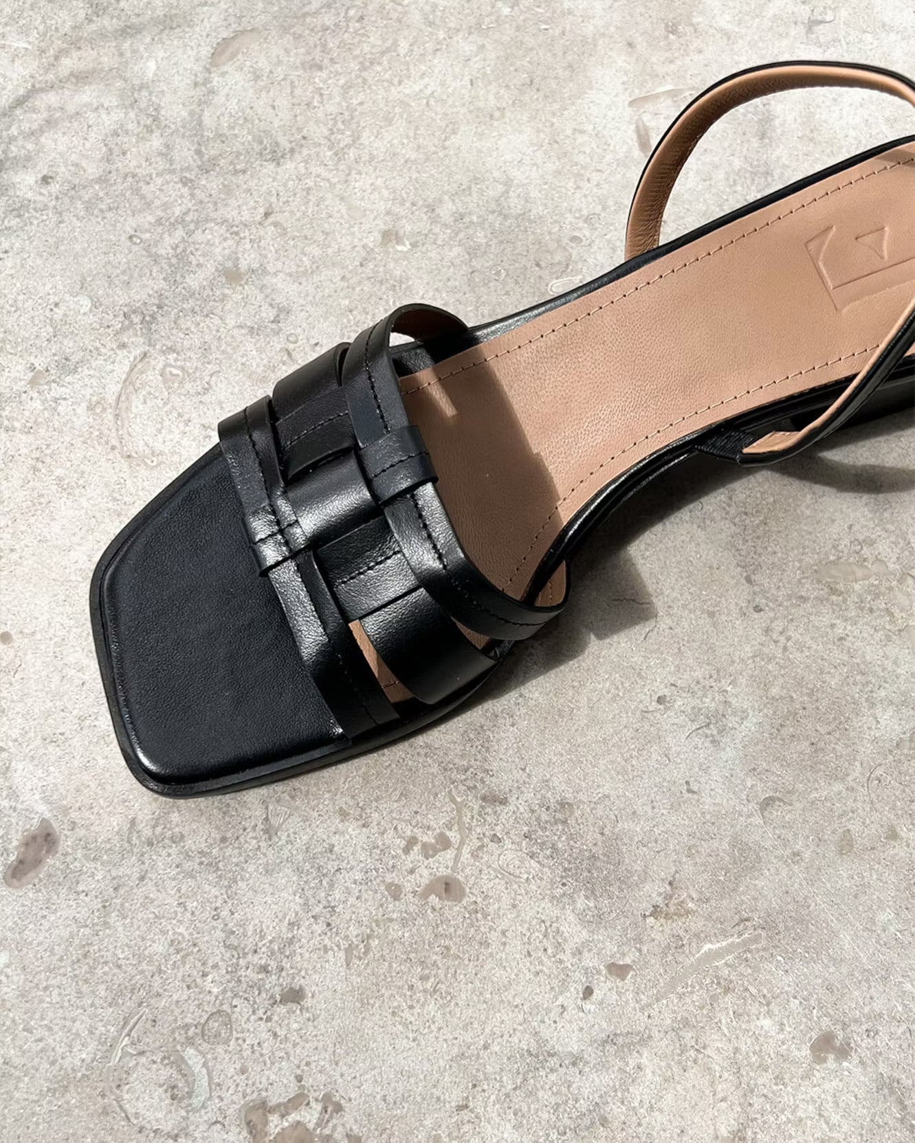 Freja Leather Black Flattered