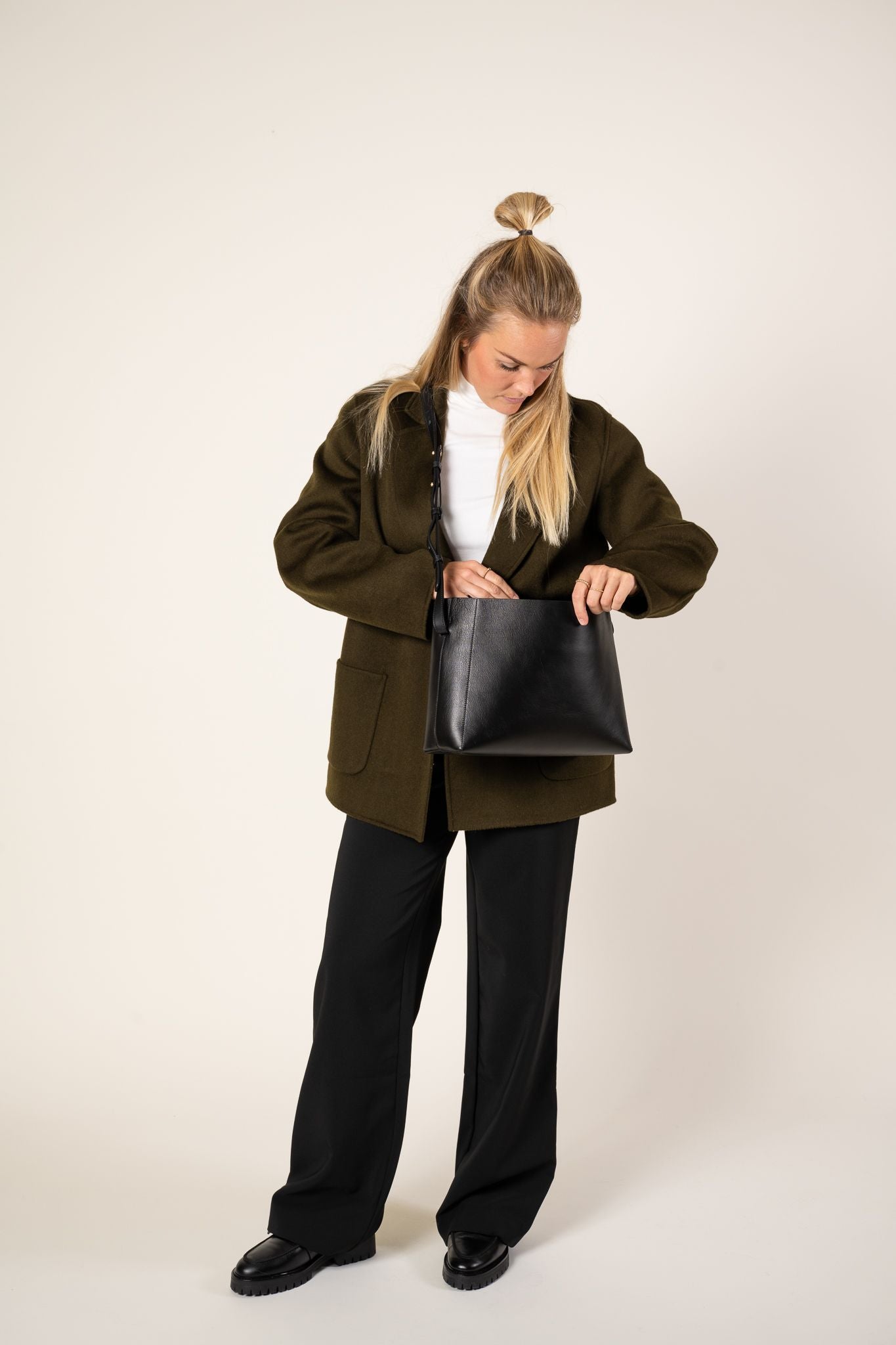 Hedda Midi Handbag Black Leather Flattered