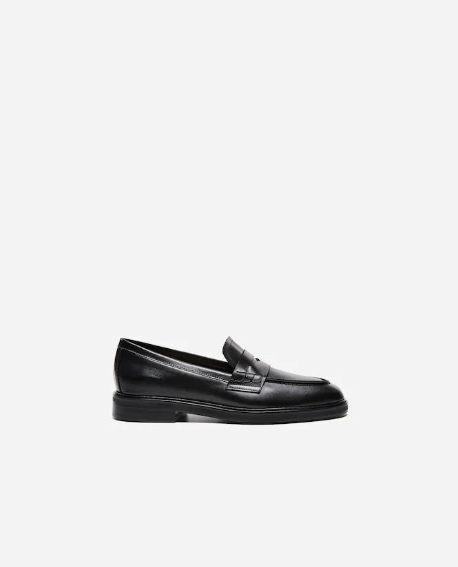 Sara Leather Black Flattered