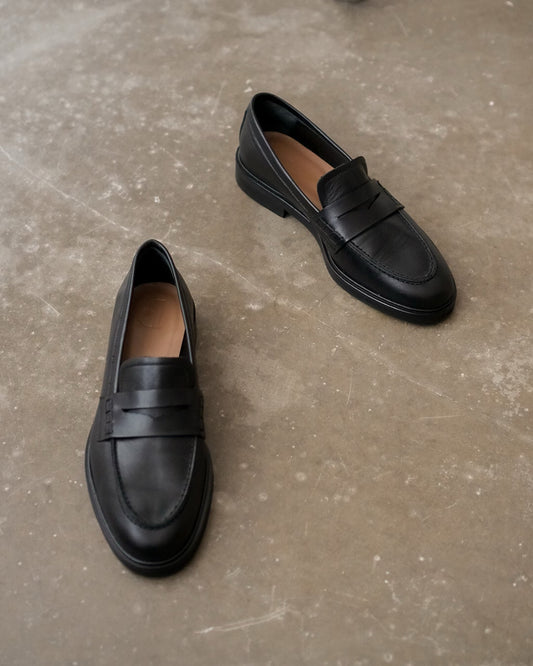 Sara Leather Black Flattered