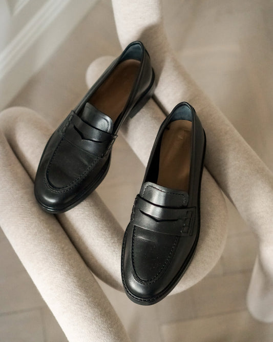 Sara Leather Black Flattered