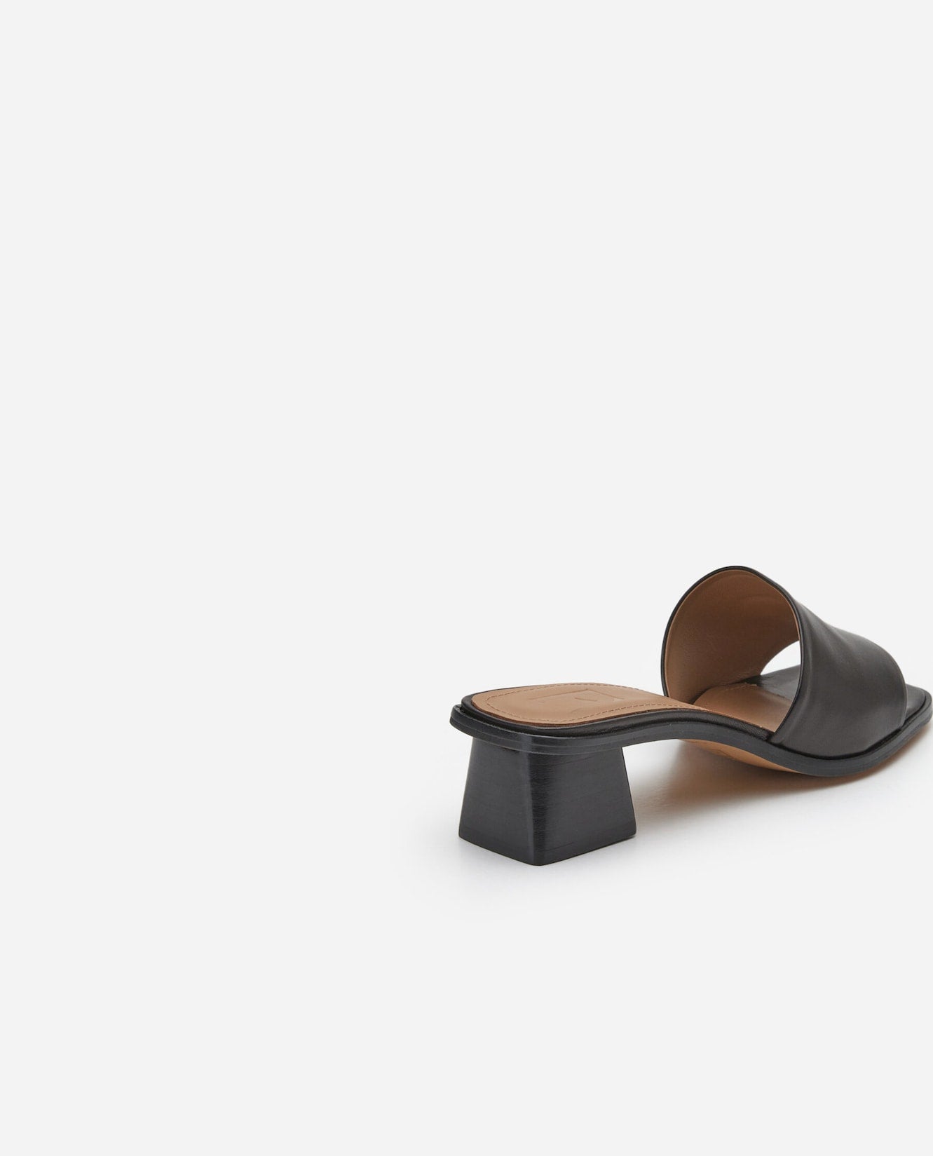 Jody Leather Black Flattered