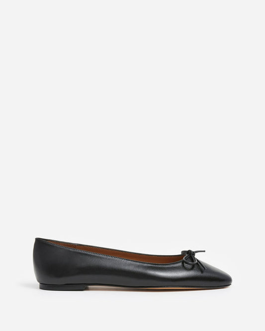 Bodil Leather Black Flattered
