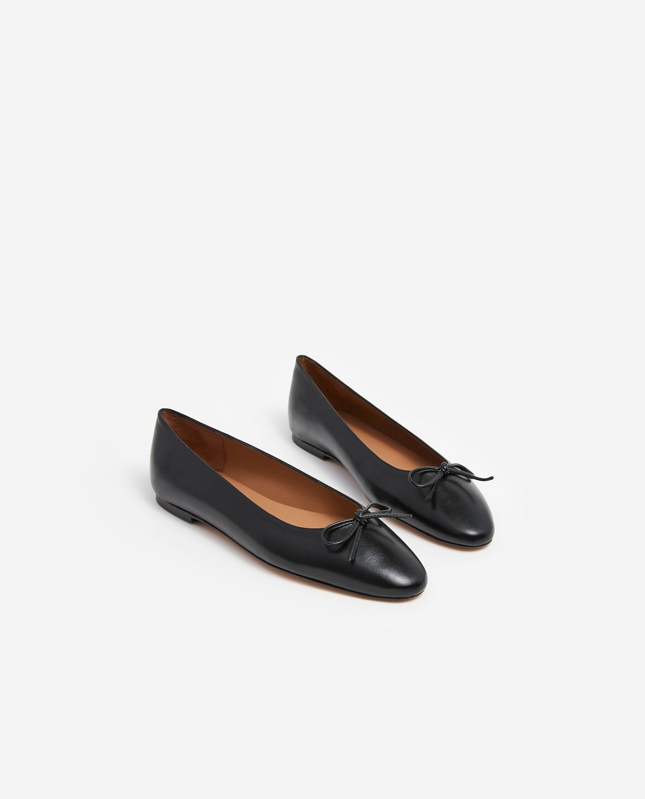 Bodil Leather Black Flattered