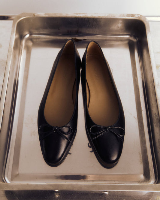 Bodil Leather Black Flattered