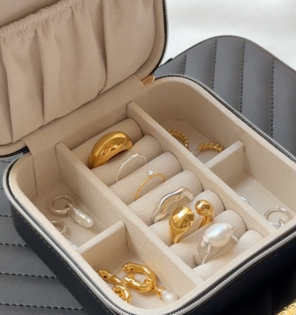 Jewelry Case Small Black Syster P