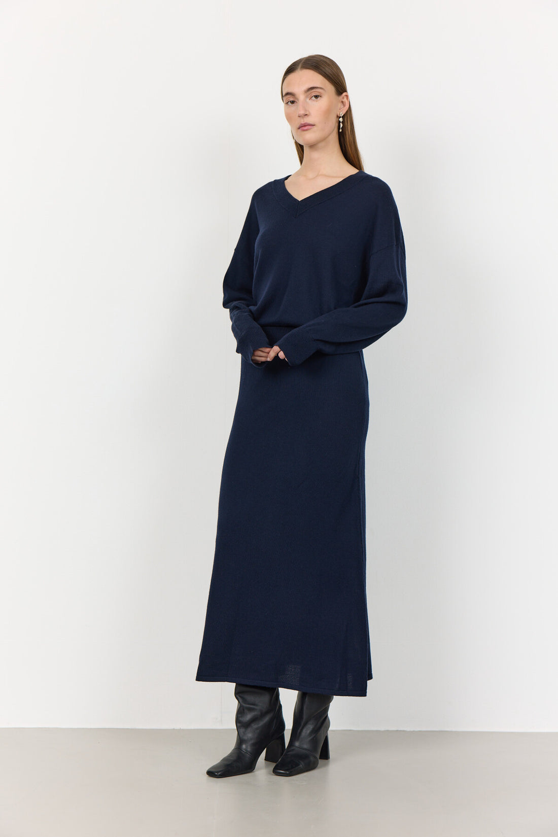 LR-Ismaila 8 Skirt Navy Levete Room