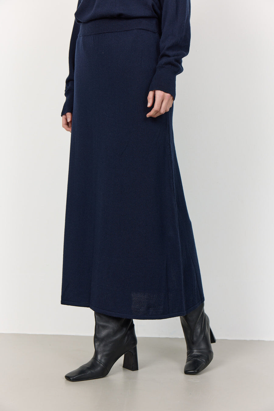 LR-Ismaila 8 Skirt Navy Levete Room