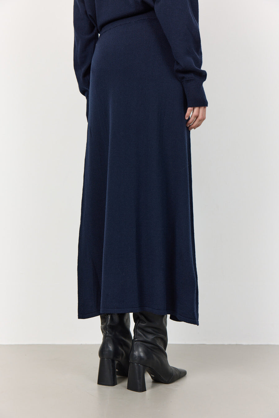 LR-Ismaila 8 Skirt Navy Levete Room