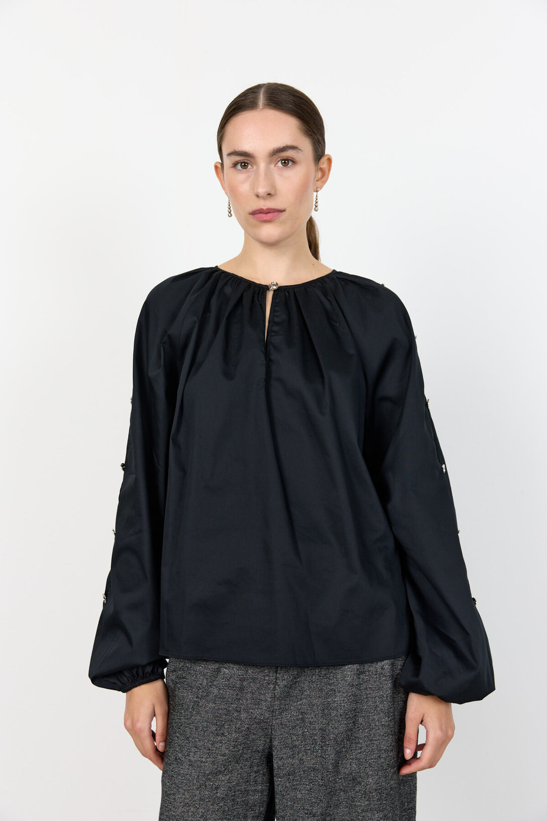 LR-Isla Solid 131 Shirt Black Levete Room