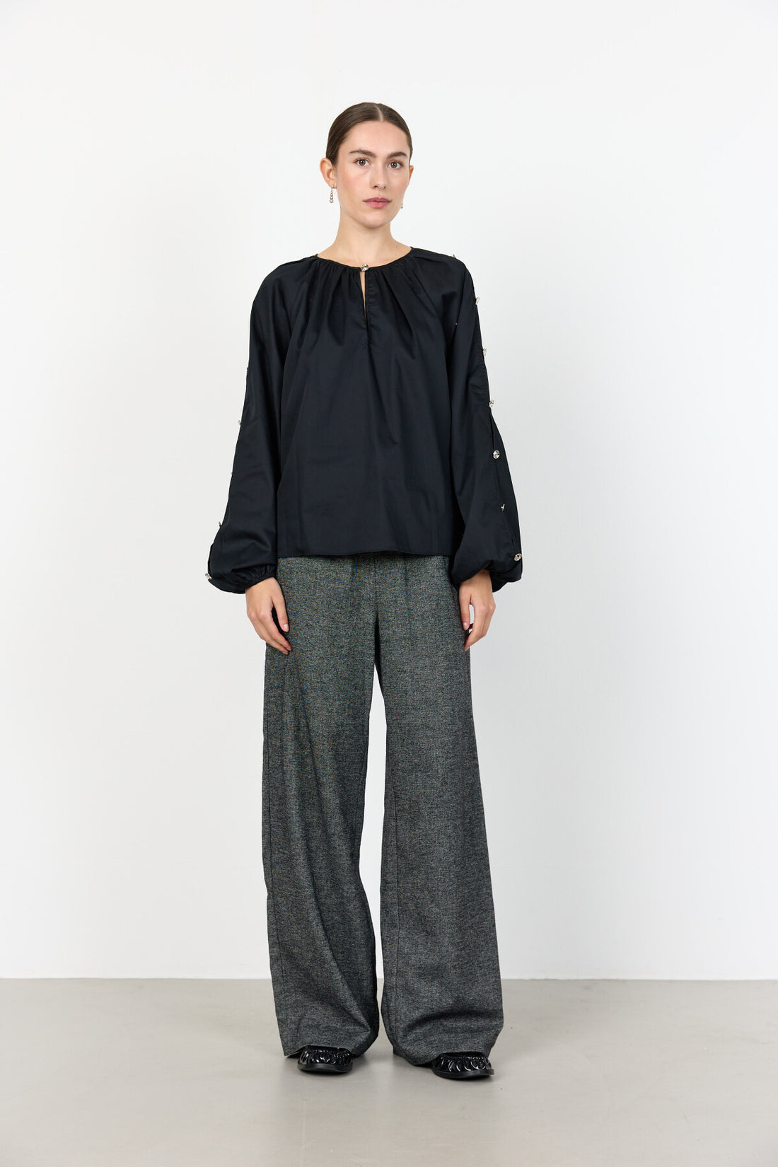 LR-Isla Solid 131 Shirt Black Levete Room