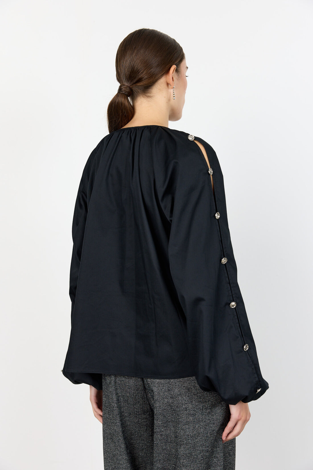 LR-Isla Solid 131 Shirt Black Levete Room