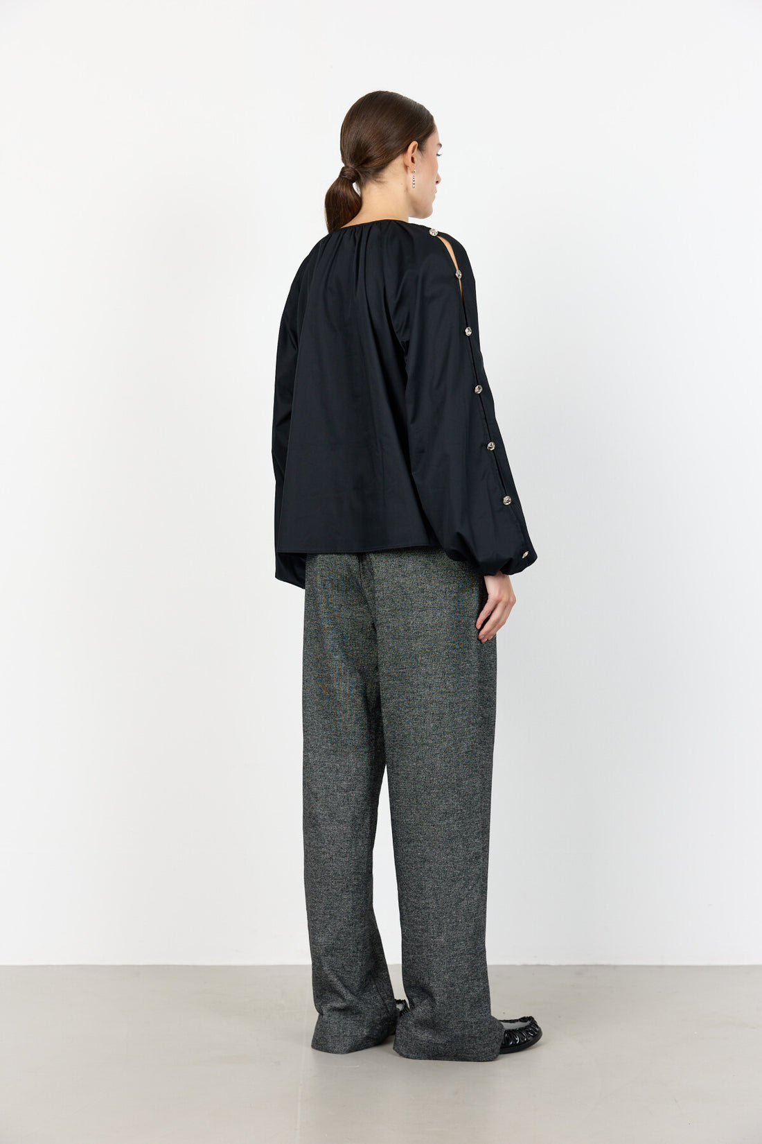 LR-Isla Solid 131 Shirt Black Levete Room