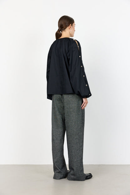 LR-Isla Solid 131 Shirt Black Levete Room