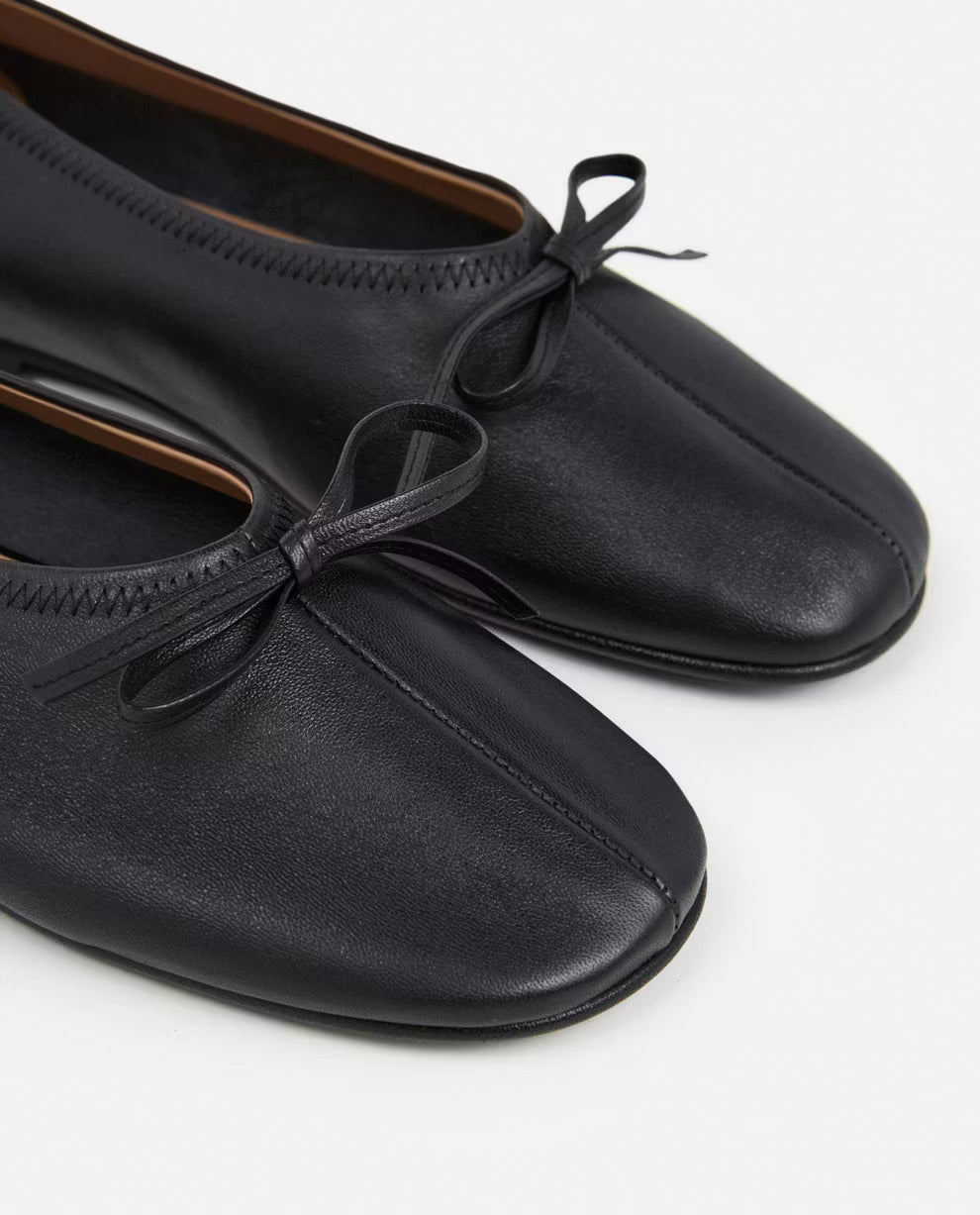 Blaise Leather Black Flattered