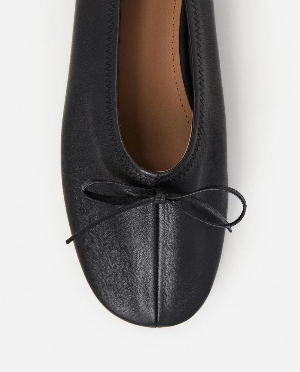Blaise Leather Black Flattered