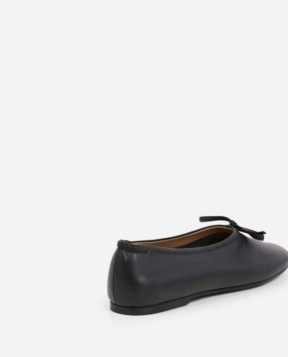 Blaise Leather Black Flattered