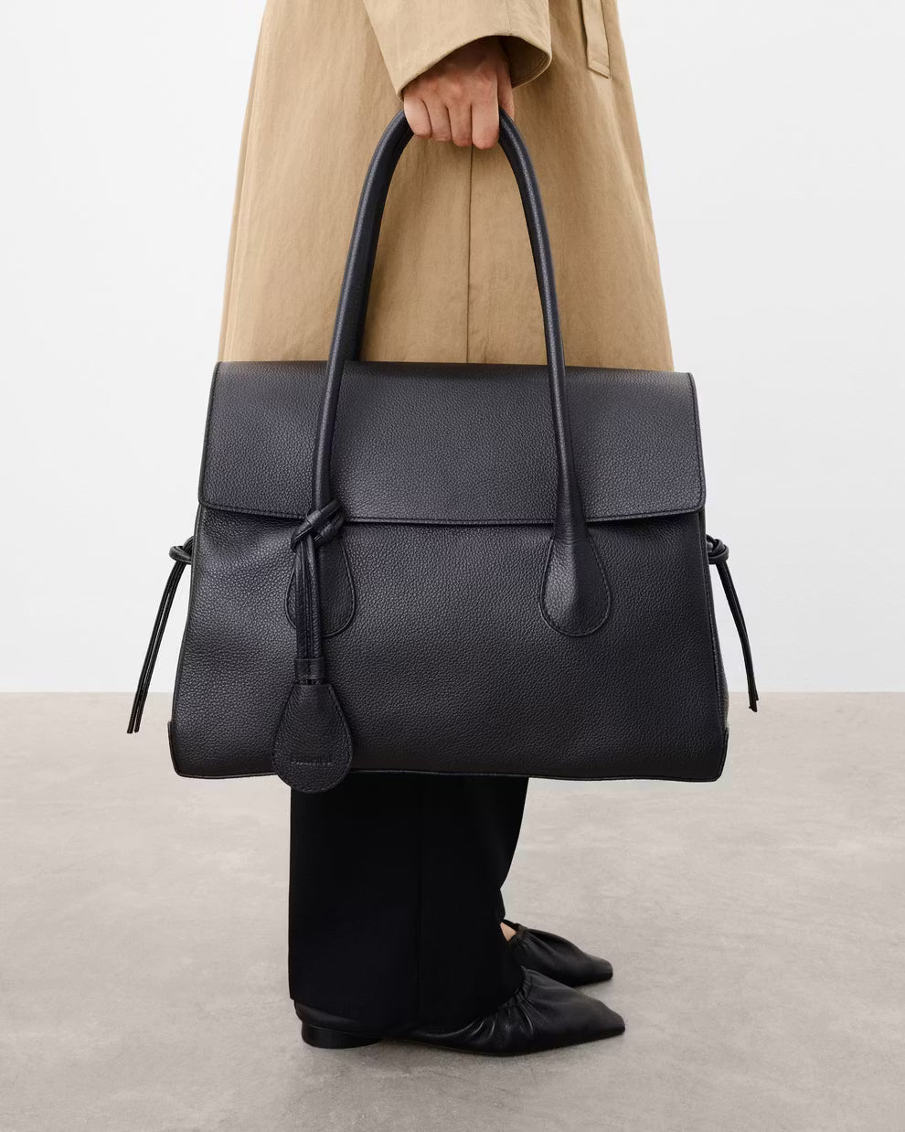 Lydia Tote Bag Grained Leather Black Flattered