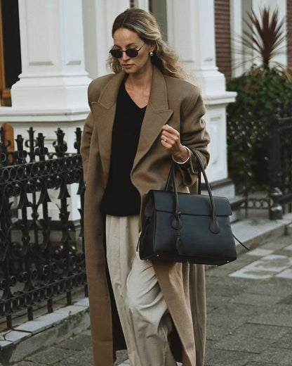 Lydia Tote Bag Grained Leather Black Flattered
