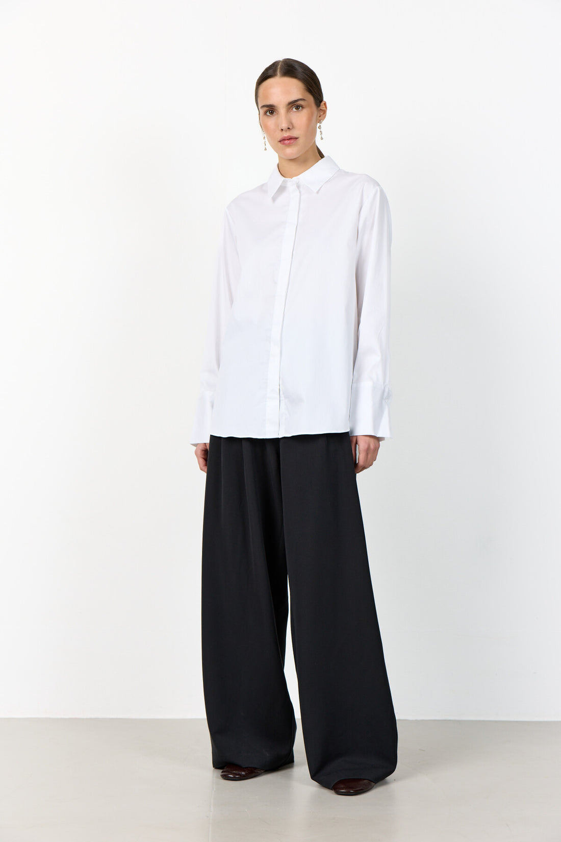 LR-Isla Solid 7 White Levete Room
