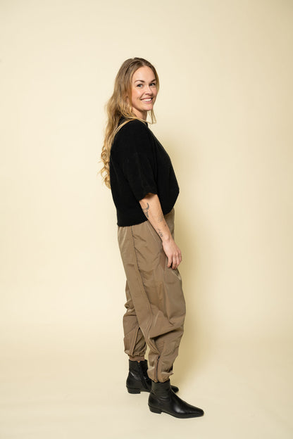 MollieGO Pants Dark Camel Gossia