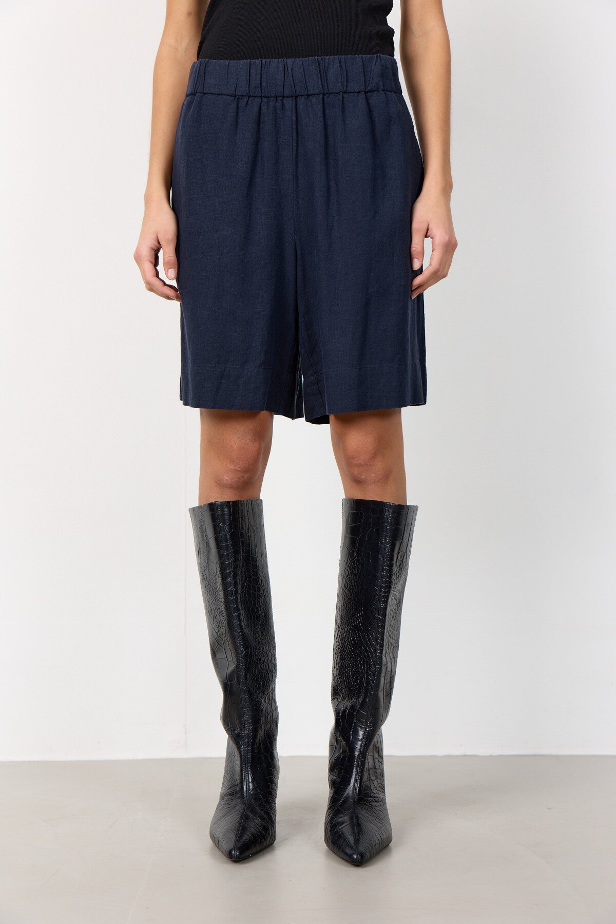 LR-Naja 29 Shorts Dark Blue Levete Room
