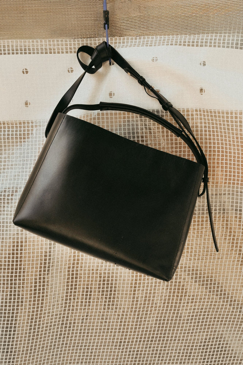 Hedda Grande Handbag Black Leather Flattered