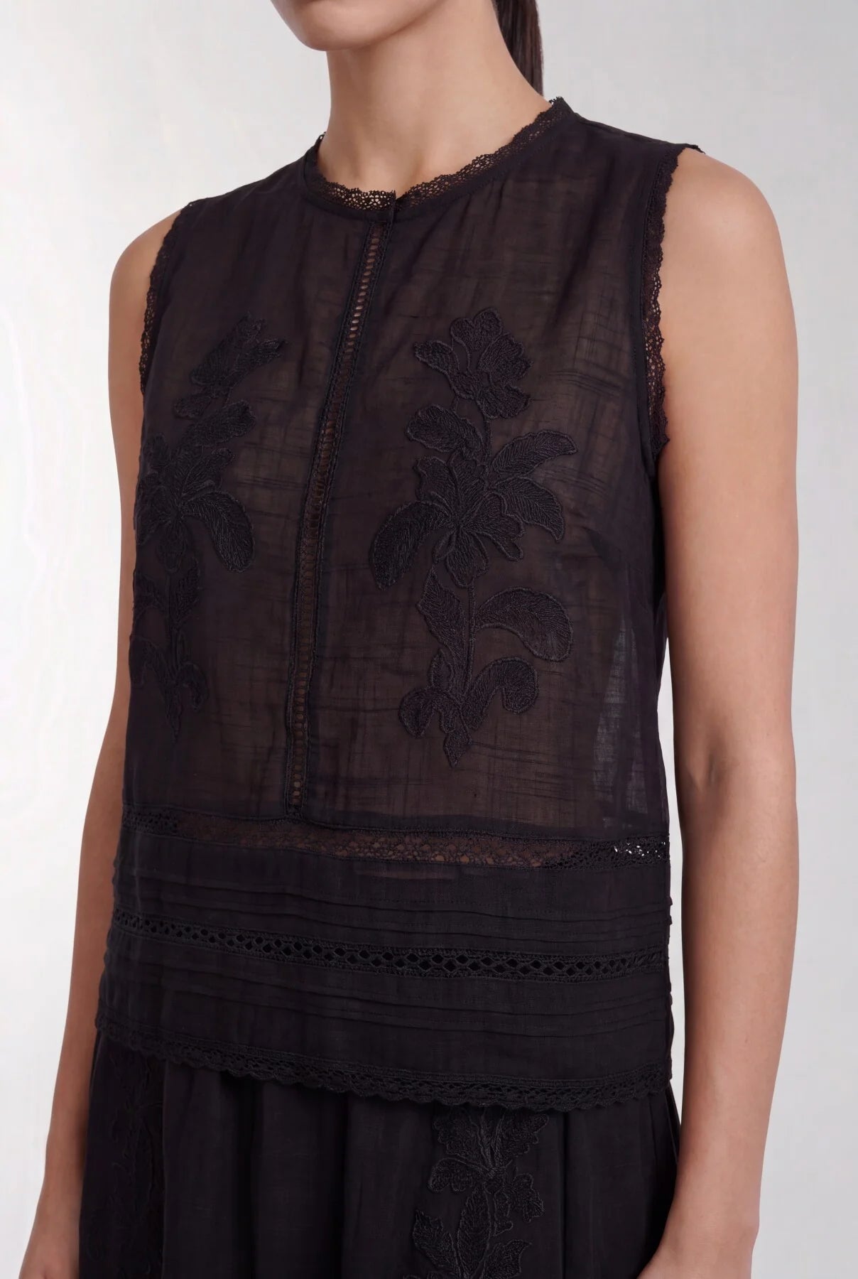 LR-Ryan 1 Top Black Levete Room