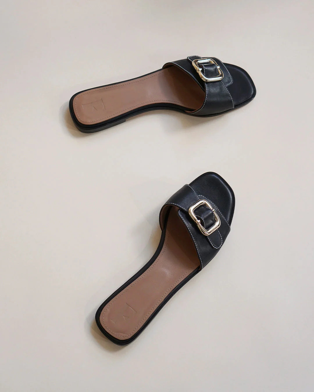 Mimi Leather Black Flattered