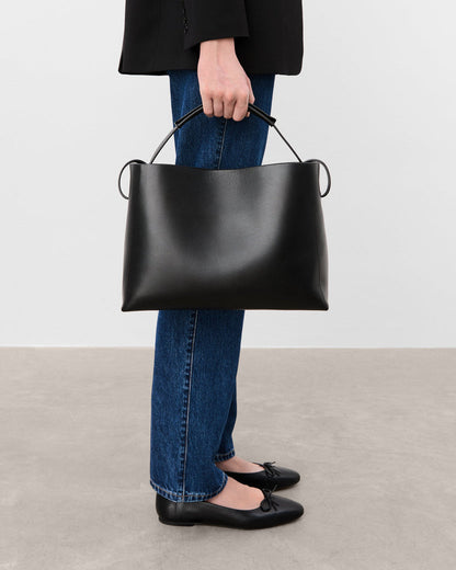 Hedda Grande Handbag Black Leather Flattered