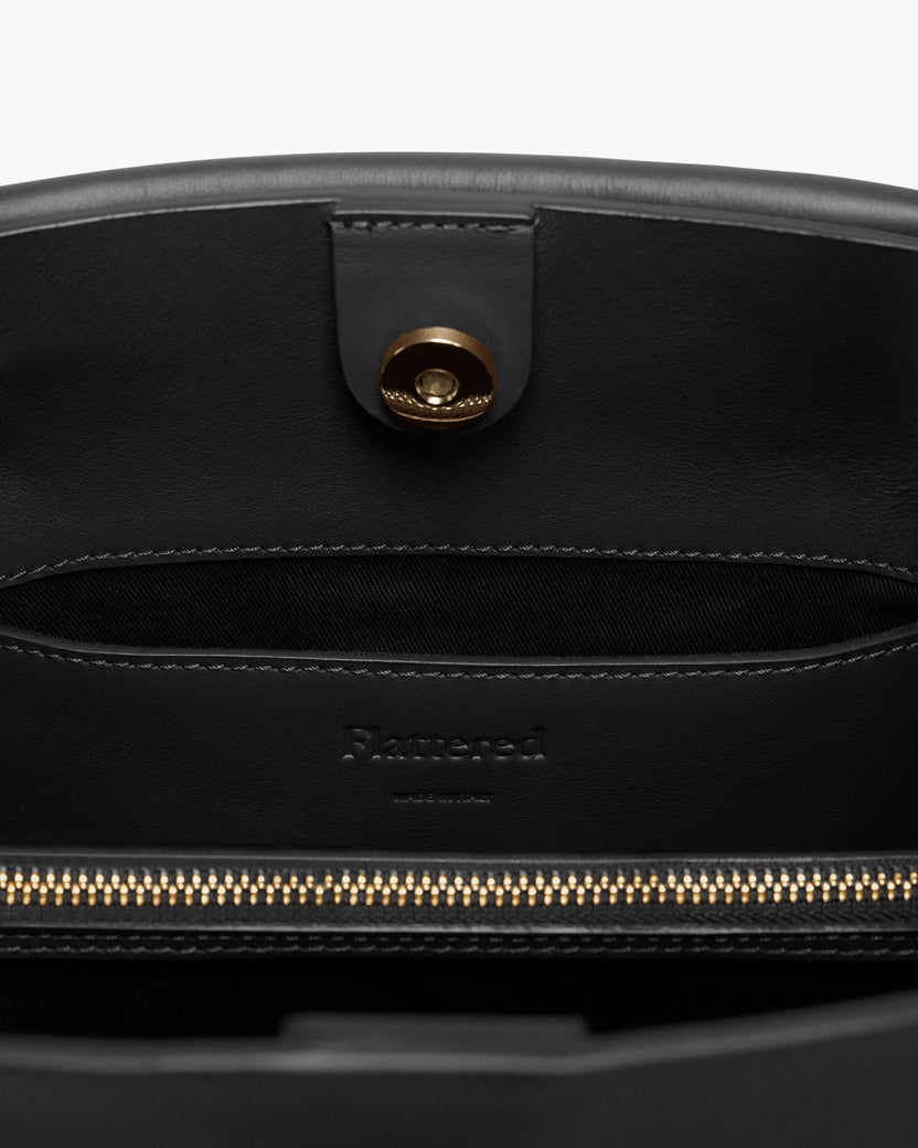 Hedda Grande Handbag Black Leather Flattered